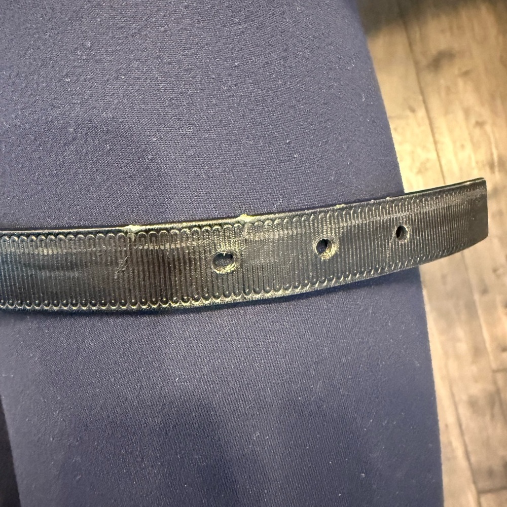 Louis Vuitton Elegant Black Belt with Gold Detailing - Picture 6 of 8